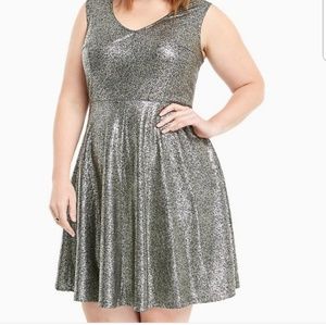 NICE Torrid 🖤💛 black and Gold Foil Skater Dress